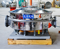 直排篩可分為單雙振動(dòng)源兩種，但其電機是懸掛在振動(dòng)篩框的外側，振動(dòng)理相對比較大。